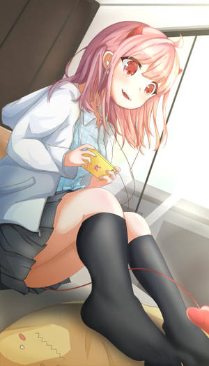 粉紅色頭髮和紅色眼睛的動漫女孩坐在室內拿著電話。