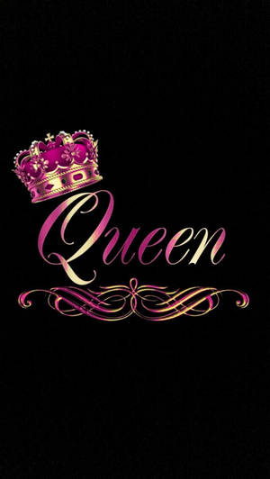 黑色背景上，一個紫色和金色皇冠位於優雅字體的Queen一詞之上。
