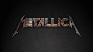 在深色紋理背景上，帶有鋒利箭頭的鏽蝕 Metallica 標誌。