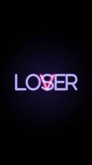 在深色背景上以紫色和粉紅色拼出 LOSER 的霓虹燈標誌。