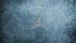 銀色籃球運動員剪影在刮花的藍色牆壁上跳起持球。 — Air Jordan GIF 壁紙