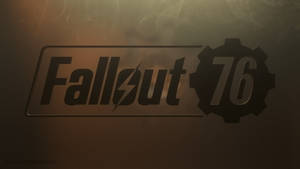 Fallout 76 遊戲標誌，帶有發光金屬文字和齒輪符號，背景煙熏。