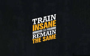 勵志名言 train insane or remain the same 以粗體文字顯示在深色背景上。 — 鼓舞人心的 壁紙
