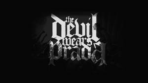 哥德式文字顯示「the devil wears prada」，背後有深色剪影。 — 路西法 惡魔 壁紙