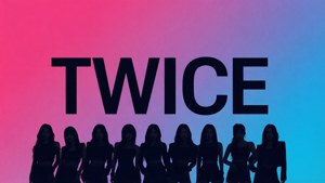 九位女性剪影在粉藍漸變背景上，位於「TWICE」文字下方。 — Twice 壁紙