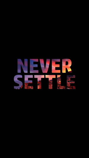 勵志文字 never settle 充滿日落城市景觀，背景為黑色 — OnePlus 壁紙