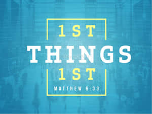 藍色調大廳人群上的文字疊加「1ST THINGS 1ST 馬太福音6:33」。 — 宗教 壁紙