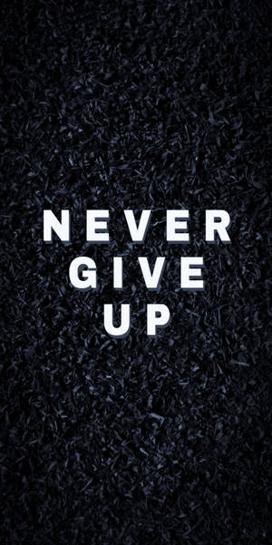黑色紋理背景上白色文字的勵志名言「never give up」 — 語錄 壁紙