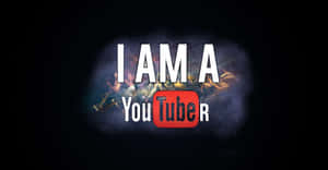 文字在帶有火紅條紋和星星的宇宙星雲上宣告「I AM A YouTuber」。 — YouTube 壁紙