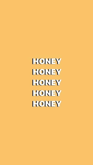 在金色背景上垂直重複 honey 的文字 — 美學女孩 壁紙