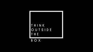 黑色背景上的白色矩形內的白色文字顯示「think outside the box」 — 黑白 壁紙