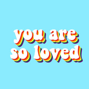 藍色背景上帶有彩虹條紋的文字 you are so loved — iPad (A16) 壁紙