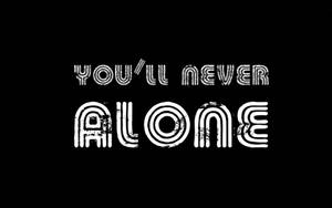 純黑背景上帶有粗體白色破損文字，內容為「YOU'LL NEVER ALONE」。 — 語錄 壁紙