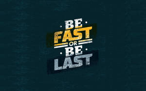 勵志文字圖形，以破損字體寫著「Be Fast or Be Last」。 — 語錄 壁紙