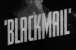 黑白電影標題卡，上面寫著 'BLACKMAIL'，帶有煙霧和工業背景。 — OLED 壁紙