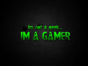 深色牆壁上的綠色文字顯示「I'm not a geek... I'M A GAMER」 — 遊戲 壁紙
