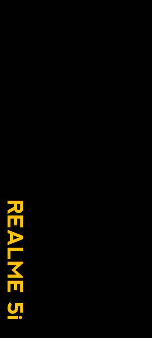 黑色背景上垂直排列的黃色文字 'REALME 5!'。 — Pixel 9 壁紙