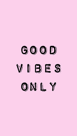 粉紅色背景，上面有粗體黑色文字寫著 good vibes only — 語錄 壁紙