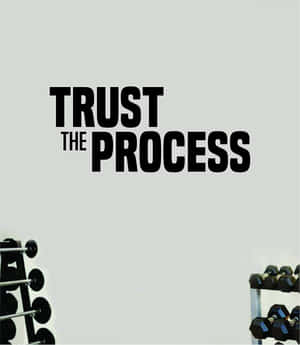 健身室牆壁，帶有 'TRUST THE PROCESS' 文字和啞鈴架 — 小米Mix Flip 2 壁紙