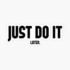 貼紙上以粗體黑色文字寫著「JUST DO IT LATER」，背景為白色。 — 勵志語錄 壁紙