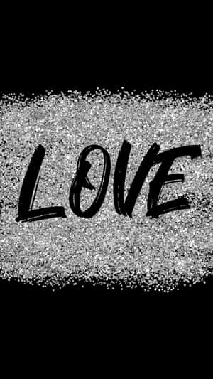 黑色毛筆字體「LOVE」在銀色閃粉背景上。