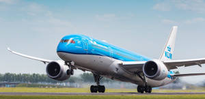 日間跑道上的KLM飛機