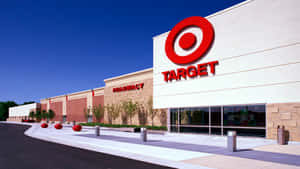 Target 商店外觀，帶有紅色標誌和藥房招牌，在藍天下。