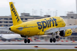 黃色Spirit Airlines飛機從機場跑道起飛。