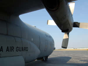 藍天下機場停機坪上的美國空軍國民警衛隊渦輪螺旋槳飛機