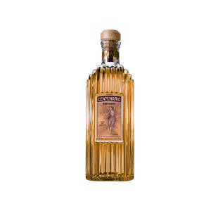 一個帶有天使標籤和軟木塞的Gran Centenario Reposado龍舌蘭酒瓶。