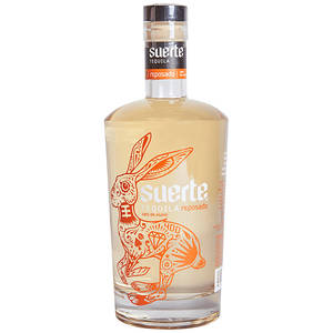 Suerte Tequila Reposado 瓶子帶有橙色兔子插圖