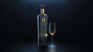 在聚光燈下，深色表面上的Herradura Legend龍舌蘭酒瓶和玻璃杯。