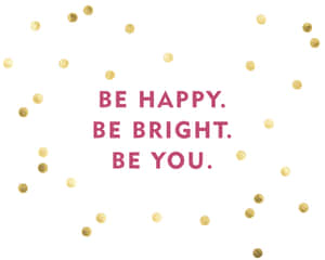 粉紅色文字寫著 be happy be bright be you，周圍有金色紙屑。