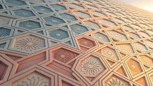 金色光線下，建築物幾何外牆的 close-up，採用蜜桃色和藍綠色六角形面板 — 幾何 壁紙