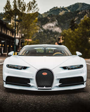 白色Bugatti跑車停泊在山城街道上。