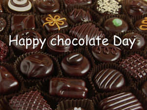 紙杯中的各種朱古力，帶有 Happy Chocolate Day 文字。 — 朱古力 壁紙