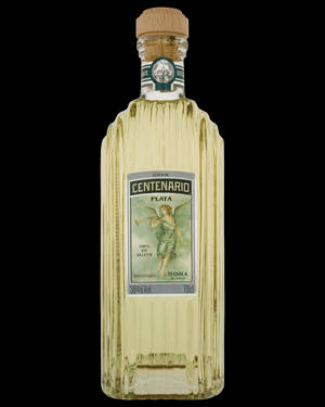 黑色背景上帶有天使標籤的Gran Centenario Plata龍舌蘭酒瓶。