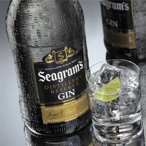 Seagram's 氈酒瓶與冰塊和青檸的杯子。 — 安卓 壁紙