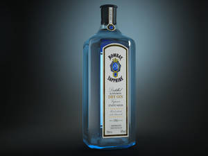 一個藍色 Bombay Sapphire 氈酒瓶，帶有標籤細節，置於深色漸變背景上。 — 藍色 壁紙