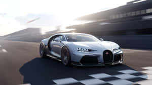 銀色Bugatti Chiron在賽車場上越過格子旗終點線。