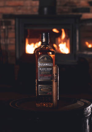 壁爐旁的Bushmills威士忌和雪茄