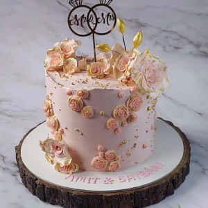 粉紅色結婚蛋糕，配以糖花和金邊裝飾，置於木架上。 — 生日蛋糕 壁紙