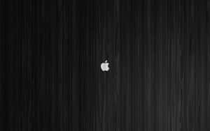 深色木紋背景上的白色Apple標誌。