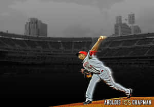 棒球投手Aroldis Chapman在一個有城市天際線的球場投球。