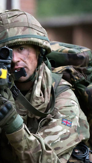 英國士兵身穿迷彩裝備在戶外瞄準步槍