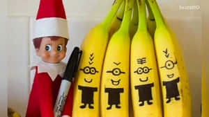 精靈拎住馬克筆喺畫成Minion嘅香蕉旁邊。