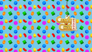 Candy Crush Saga 標誌懸掛在各種色彩繽紛的糖果之間，背景為淺藍色。