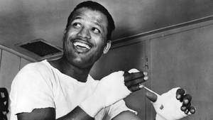 一位微笑的拳擊手為比賽纏手。 — 開心 GIF 壁紙