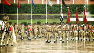 身穿制服的士兵在軍事閱兵中列隊行進，旗幟飄揚。 — 軍事動圖 壁紙