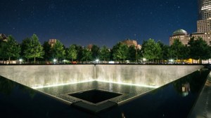 911紀念池夜景，流水與城市燈光在星空下。